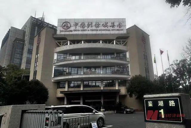 降商家经营分化 轻纺城：先拢市、再造市尊龙凯时app柯桥纺织交易市场人气下(图2)