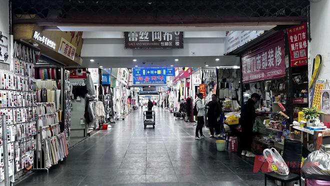 降商家经营分化 轻纺城：先拢市、再造市尊龙凯时app柯桥纺织交易市场人气下(图3)