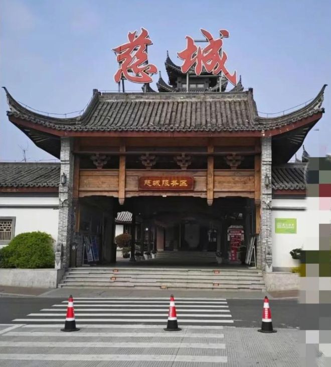 主修车工均回应10年前的报道被扒出尊龙凯时链接奔驰在服务区车胎漏气车(图5)