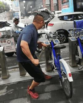 博主两天涨粉200万电话被打爆交给朋友接听凯时尊龙三亚女游客被蛇咬身亡事件带火蛇类(图4)